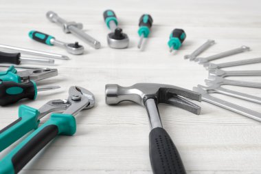 Merkezde fotokopi alanı olan ahşap yüzeyüzerinde inşaat aletleri ve araçları.