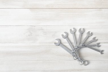 Sarisık halde ortaya konan farklı boyutlu anahtarlar