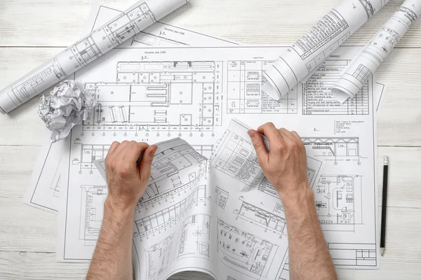 Primer plano manos de arquitecto rasgando un mal dibujo . — Foto de Stock