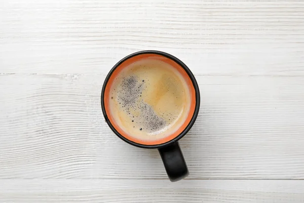 Xícara de café quente em uma superfície de madeira . — Fotografia de Stock