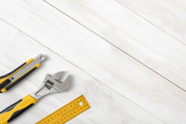 İnşaat araçları santimetre cetvel de dahil olmak üzere, İngiliz anahtarı ve kesici köşe açık alan ile ahşap yüzey üzerinde aşağı doğru yerleştirilir.