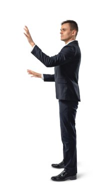 İşadamı değmek kapı aynası kullanarak yan görünüm