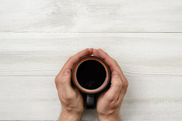 Γκρο πλαν χέρια του ανθρώπου που κρατώντας ένα φλιτζάνι καφέ. — Φωτογραφία Αρχείου