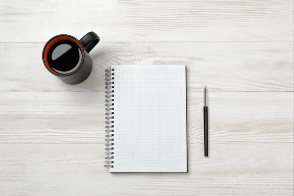 Notebook, filiżankę kawy i ołówek, umieścić na stole — Zdjęcie stockowe