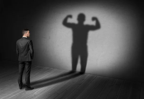 Vista posterior de hombre de negocios mira a la sombra con fuerte su pantalla en el futuro — Foto de Stock