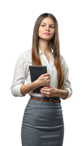 Geschäftsfrau, die ein Buch in der Hand hält und wegschaut — Stockfoto