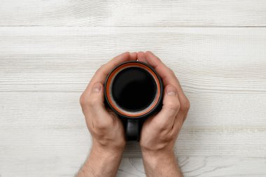Yakın çekim yakışıklı adamın elinde bir fincan kahve