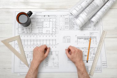 Yakın çekim yakışıklı bir çizim ile çalışan mimar