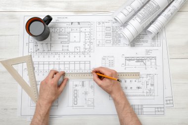 Adamın elleri kalem ve ahşap cetveller ile tasarım çizin