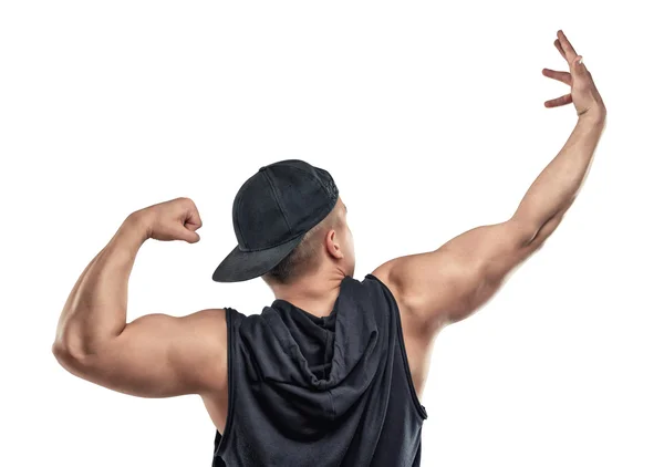 Joven musculoso muestra músculos del brazo - bíceps . — Foto de Stock