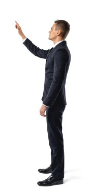 İşadamı değmek kapı aynası kullanarak yan görünüm