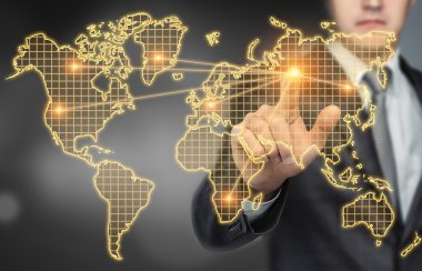 Dünya haritasına parmağıyla dijital dokunmatik ekrana dokunan işadamı