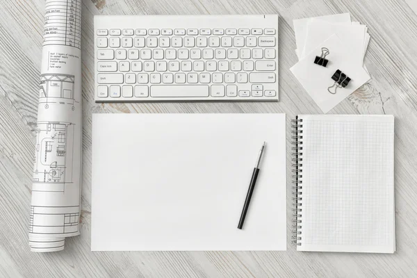 Bovenaanzicht van de werkplek van de rapporteurs met toetsenbord, papier, pen, notebook en gewalst concept — Stockfoto