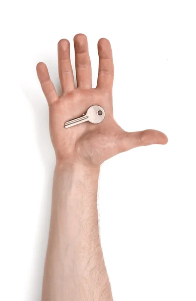 Vista de perto da mão mans com chave isolada no fundo branco — Fotografia de Stock