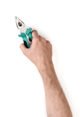 Beyaz arka plan üzerinde izole edilmiş pliers tutan bir adam el yakın çekim görünümü