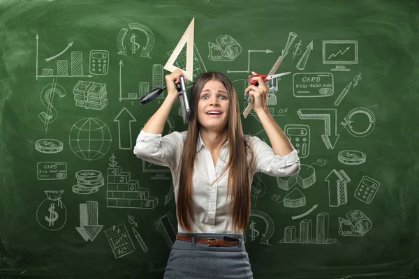 Bijgesneden portret van jonge zakenvrouw in stress houden kantoorbenodigdheden over haar hoofd — Stockfoto