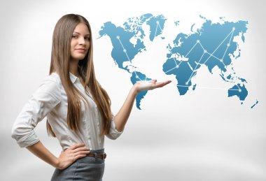 Genç iş kadınının kırpılmış portresi dünya haritasını sunarak elini kaldırdı