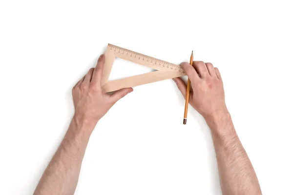 Крупным планом руки человека при работе с треугольной линейкой сантиметра . — стоковое фото