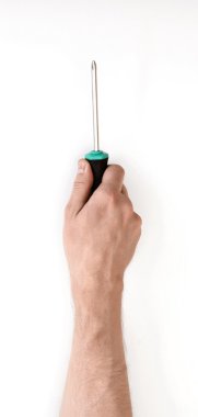 Beyaz arka plan üzerinde izole tornavida ile erkek el yakın çekim görünümü