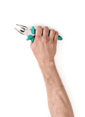 Beyaz arka plan üzerinde izole edilmiş pliers tutan bir adam el yakın çekim görünümü