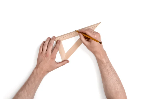 Κινηματογράφηση σε πρώτο πλάνο τα χέρια του ανθρώπου, ενώ η διαδικασία εργασίας με τρίγωνο εκατοστό χάρακα. — Φωτογραφία Αρχείου