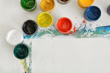 Sanatçı çalışma alanı ile kağıt ve jars-in farklı boya