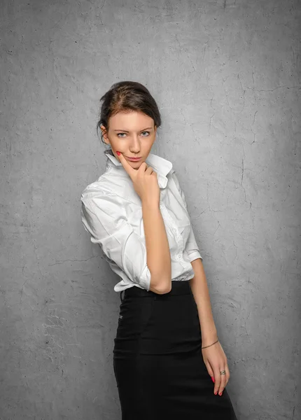 Mooie jonge vrouw in office kleren — Stockfoto