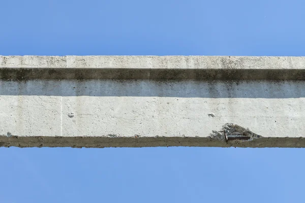 Mavi gökyüzü beton ışını