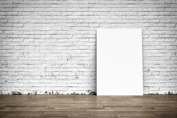 Cartel blanco sobre pared de ladrillo y suelo de madera — Foto de Stock