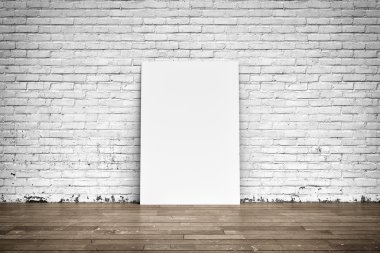 Tuğla duvar ve ahşap zemin üzerinde beyaz poster