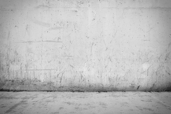 İçi beton duvar ve zemin ile kaplı.