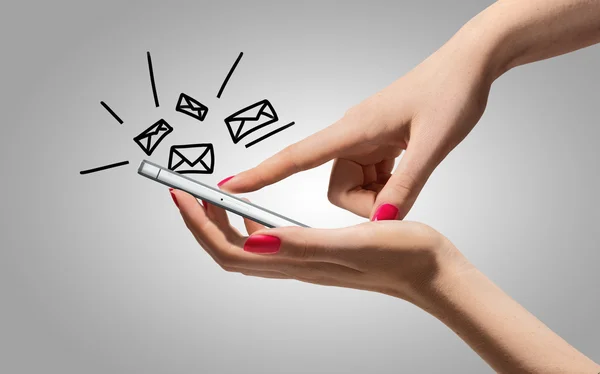 Ellerini tutar ve değmek smartphone