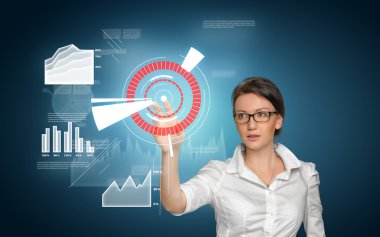 Ekran simgeleri ile irtibatta güzel kız