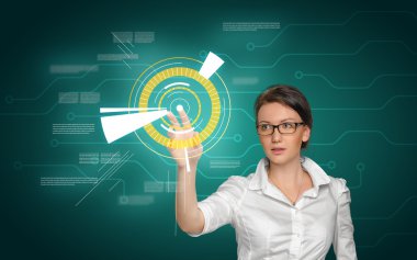 Ekran simgeleri ile irtibatta güzel kız