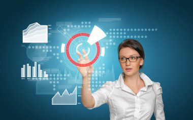 Ekran simgeleri ile irtibatta güzel kız