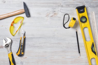 Kopya alanı Merkezi ile ahşap DIY tezgah üzerinde İnşaat aletleri ve araçları Üstten Görünüm.
