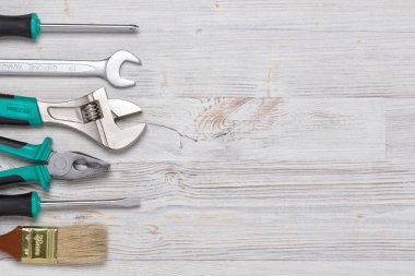 Kopya alanı Merkezi ile ahşap DIY tezgah üzerinde İnşaat aletleri ve araçları Üstten Görünüm.