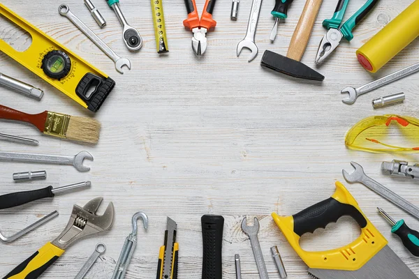 Vista superior de los instrumentos de construcción y herramientas en el banco de trabajo de bricolaje de madera con espacio de copia en el centro . — Foto de Stock