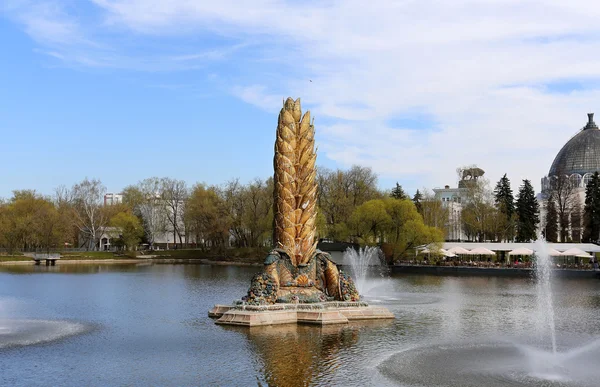 Foto Golden Fountain Colossus — Fotografia de Stock