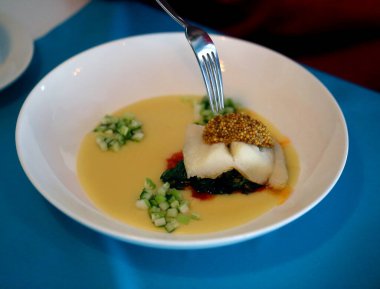 Sebze soslu büyük balık tabağı.