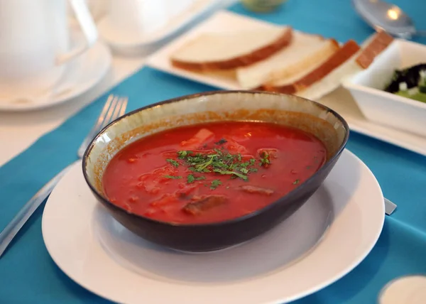 Photo close-up of borscht soup with greens in the restaurant