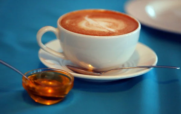 Zdjęcie Duże Pyszne Kawy Sercem Kawiarni — Zdjęcie stockowe