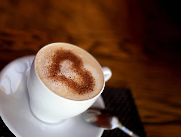 Zdjęcie Pysznej Kawy Wzorem Serca Cappuccino Kawiarni Stole — Zdjęcie stockowe
