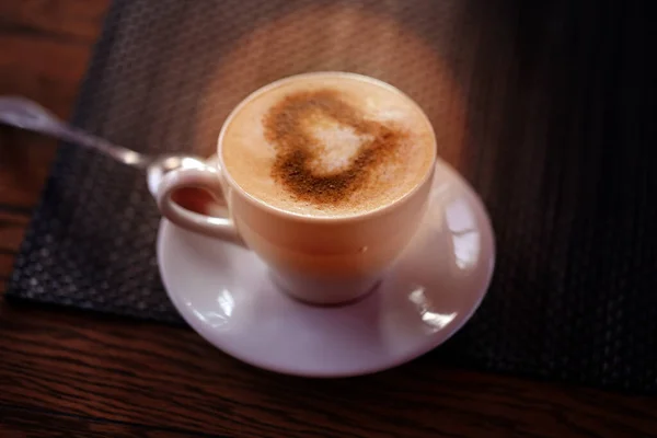 Zdjęcie Pysznej Kawy Wzorem Serca Cappuccino Kawiarni Stole — Zdjęcie stockowe