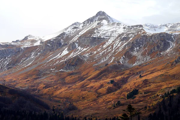 Foto Einer Schönen Herbstlandschaft Mit Bergen Und Hügeln Kaukasus — Stockfoto