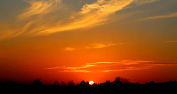 Foto Einer Schönen Landschaft Bei Sonnenuntergang Über Einem Feld Und — Stockfoto
