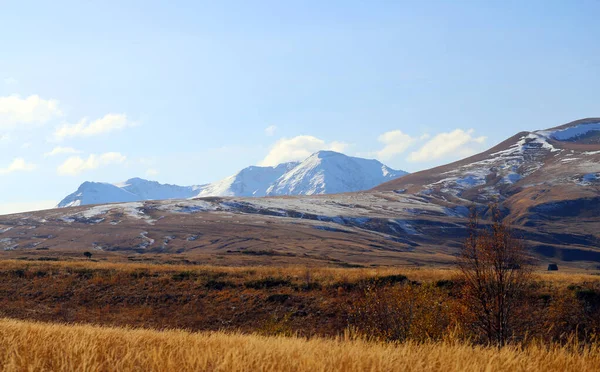 Foto Uma Bela Paisagem Outono Com Montanhas Colinas Cáucaso — Fotografia de Stock