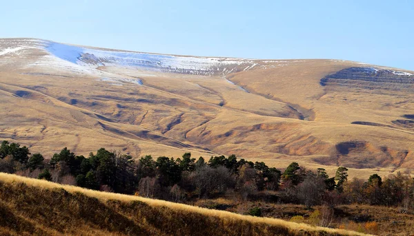 Foto Uma Bela Paisagem Outono Com Montanhas Colinas Cáucaso — Fotografia de Stock