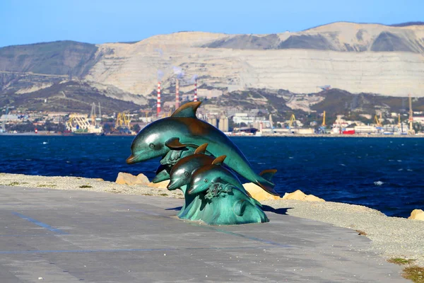 Foto Skulptur Von Delfinen Auf Dem Damm Meer Bei Sonnenuntergang — Stockfoto