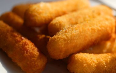 Lokantada lezzetli peynirli çubukların fotoğrafları.